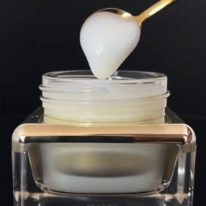 Ένας τέλειος κύκλος κρέμας MD Luxe Cosmetics σε χρυσό κουταλάκι